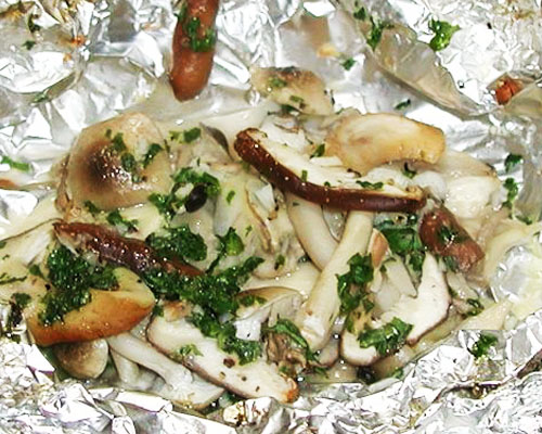 きのこと牡蠣のホイル包み焼き　ガーリックバター風味