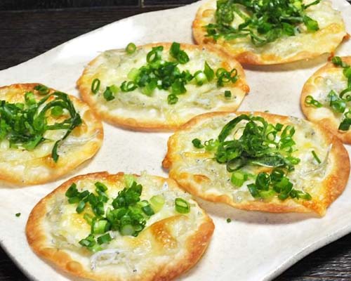 シラスの餃子ピザ