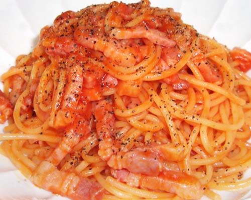 鍋1つで作る　トマトとベーコンのピリ辛パスタ