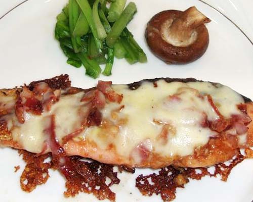 鮭とベーコンの蒸し焼き　チーズ味噌味