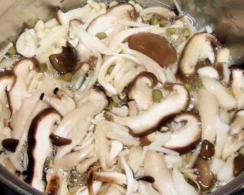 きのこの醤油漬けと味噌煮