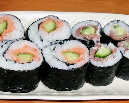 スモークサーモンや生ハムの海苔巻き
